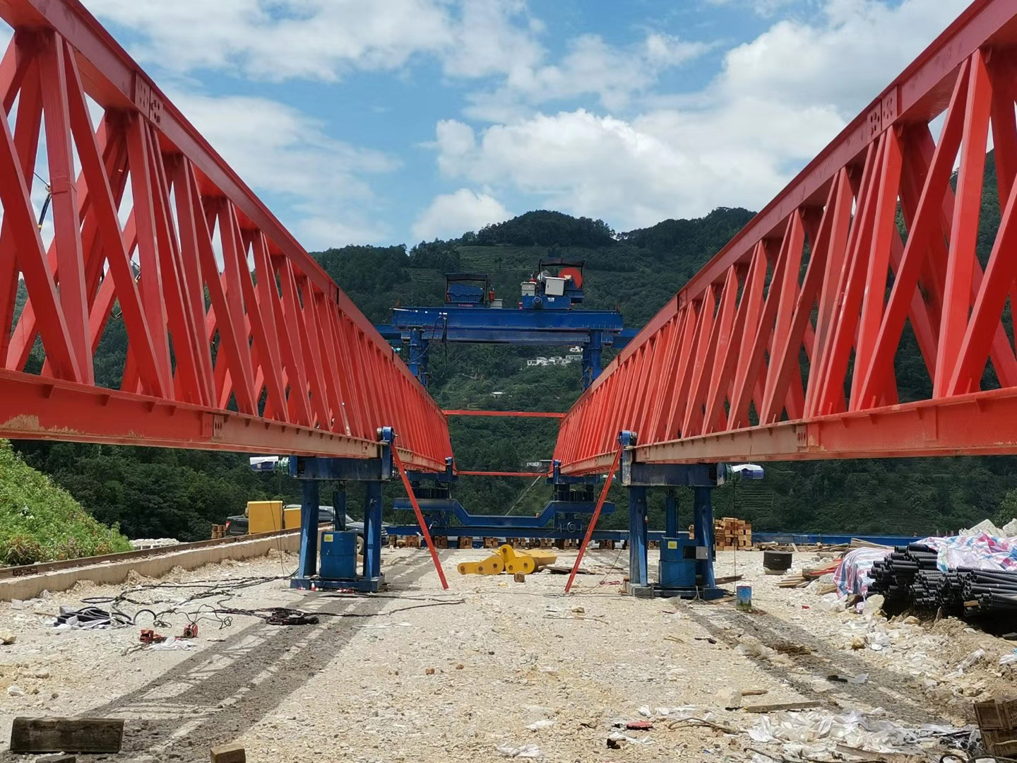 黑龍江邦中建筑材料科技有限公司，雙鴨山市集賢縣省道工程，采購(gòu)全新式GYLQ40m-200t架橋機(jī)